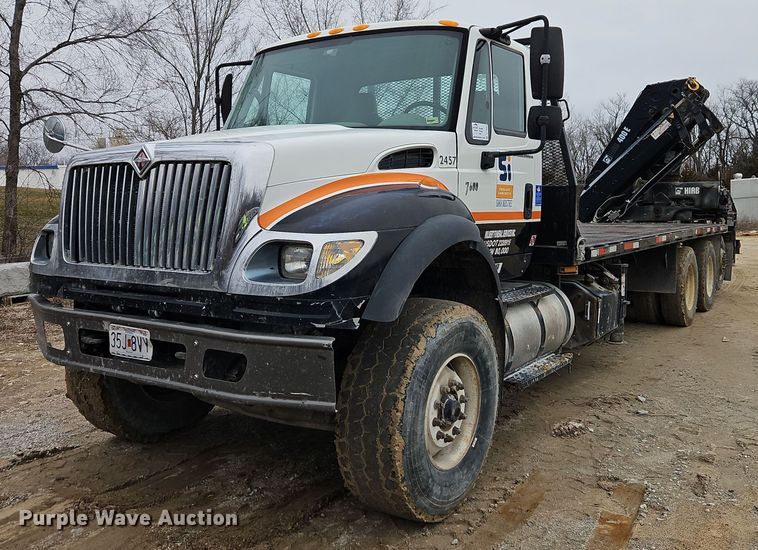 2007 International 7600 crane truck - DT7607