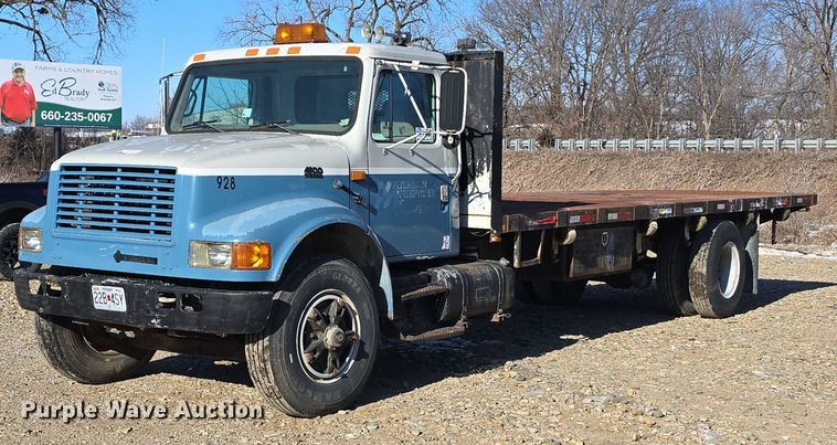 1996 International 4900 flatbed truck - DW3060