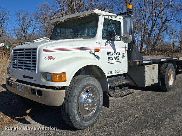 1998 International 4700 flatbed truck - DW3072