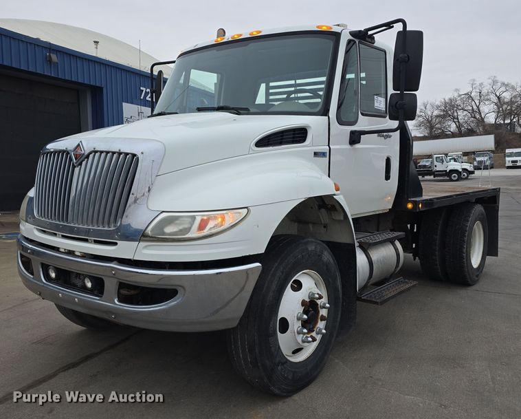 2013 International DuraStar 4300 flatbed truck - DW3089