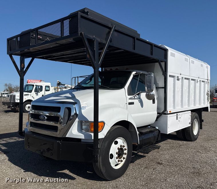 2011 Ford F750 Super Duty chipper truck - EG2238