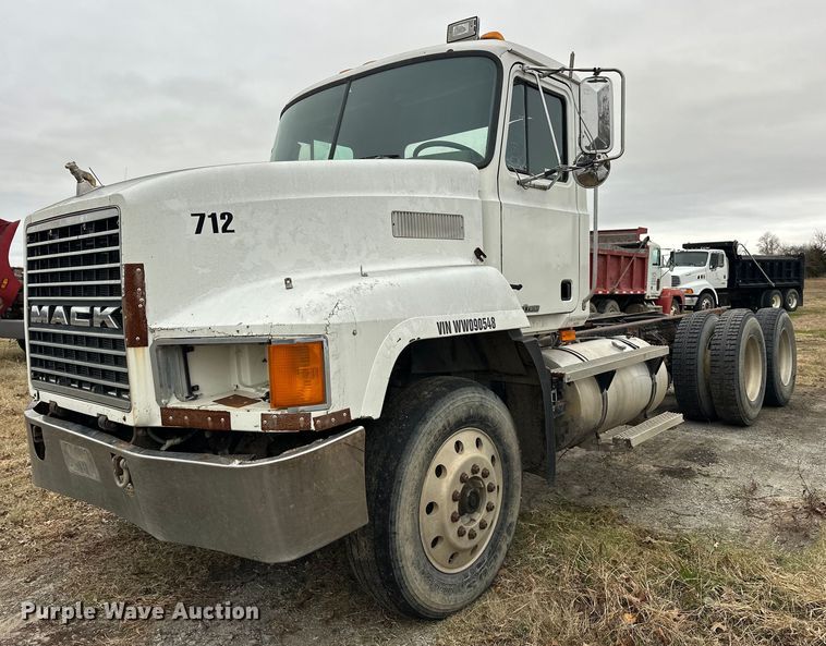 1998 Mack CH613 truck cab and chassis - EJ5265