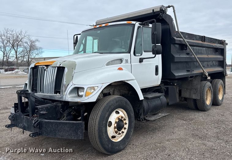 2004 International 7500 dump truck - LH9453