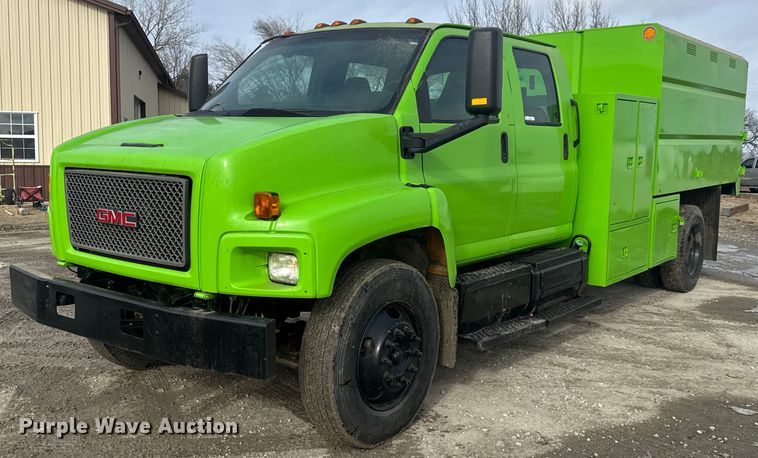 2009 GMC C6500 Crew Cab chipper truck - LH9461