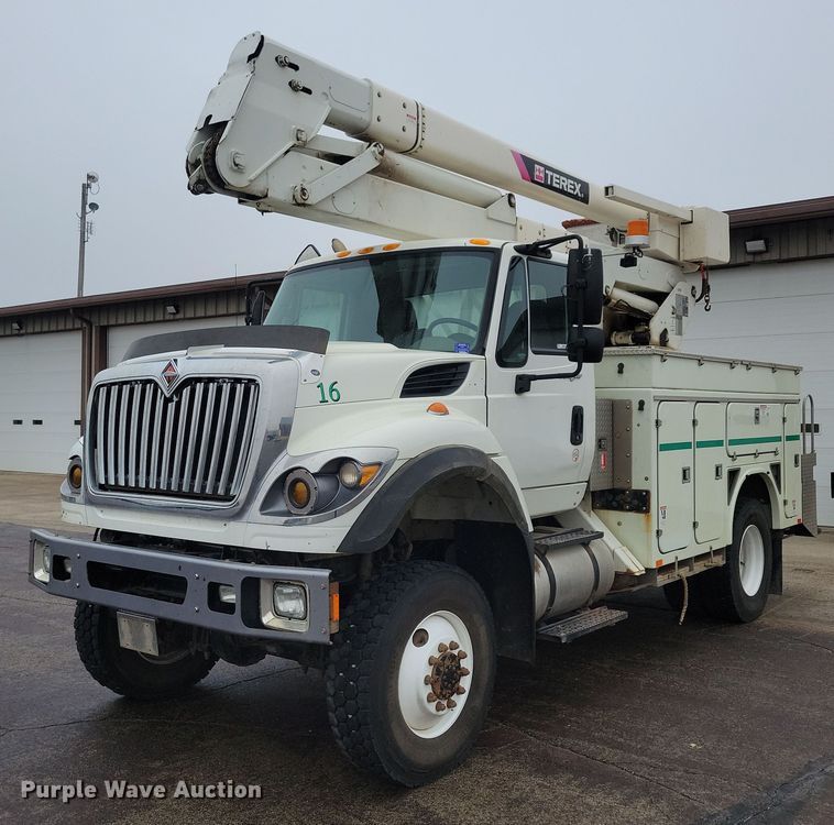 2012 International  7400 bucket truck - NB9805