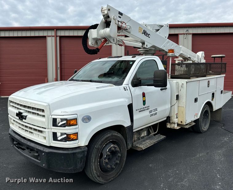 2019 Chevrolet  Silverado 5500HD bucket truck - DW3270