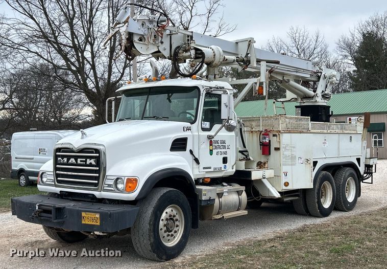 2007 Mack CV713 digger derrick truck - DW3271