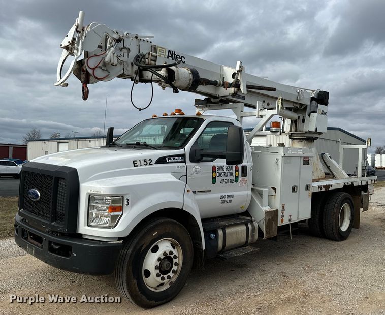 2017 Ford F750 digger derrick truck - DW3295