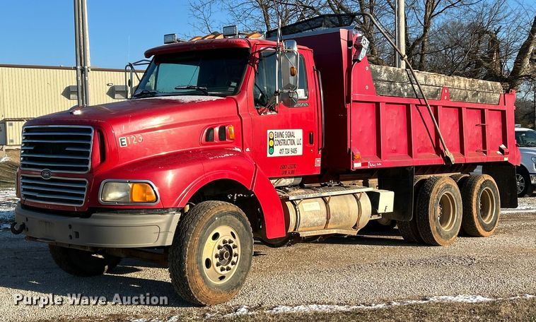 1998 Ford LA9000 dump truck - DW3301