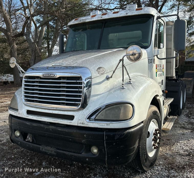 2009 Freightliner Columbia 120 semi truck - DW3303