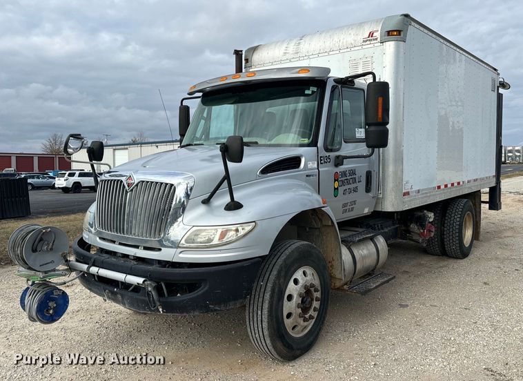 2011 International  4300 box truck - DW3323
