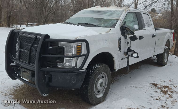 2019 Ford F250 Super Duty Crew Cab pickup truck - DT7039