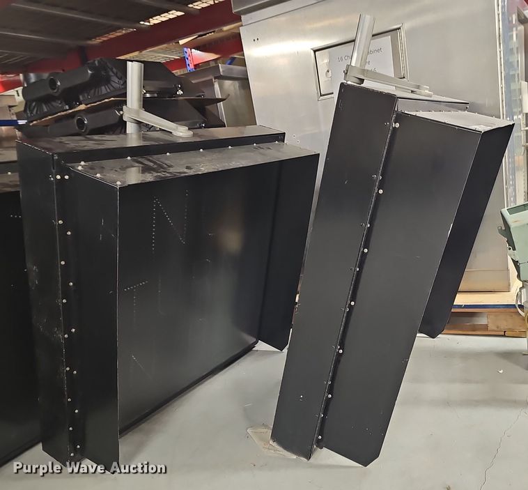 (2) traffic signs - EH8619