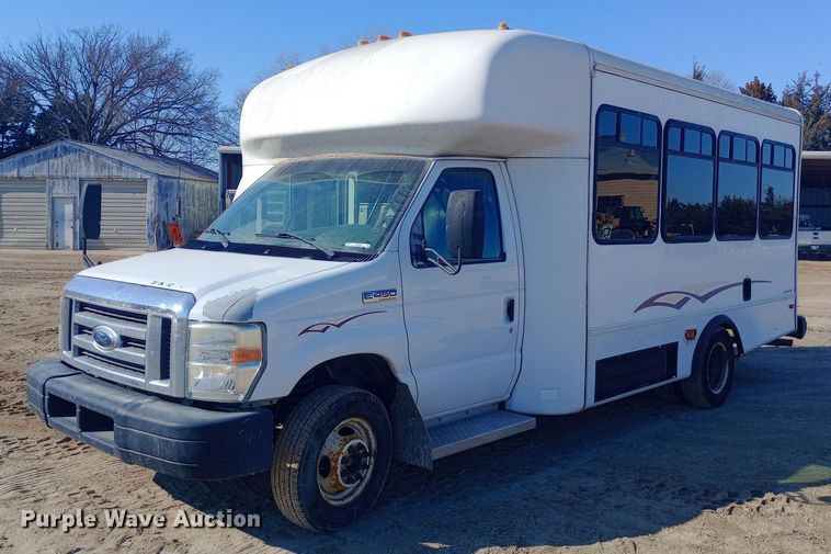 2008 Ford E450 shuttle bus - EO0540