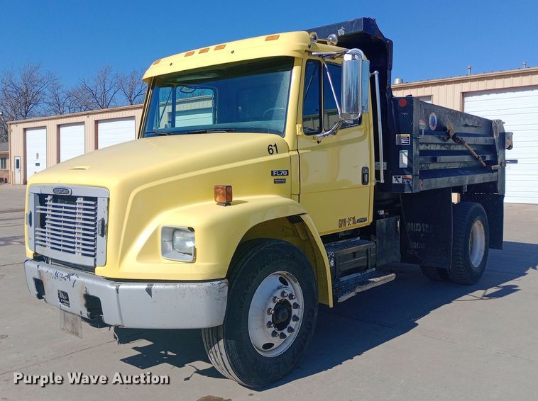 2003 Freightliner  FL70 dump truck - EO0570