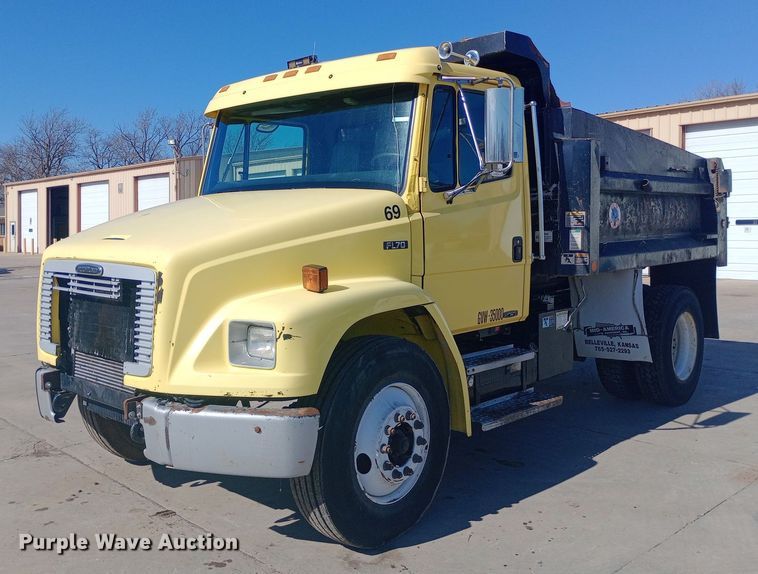 2002 Freightliner FL70 dump truck - EO0571