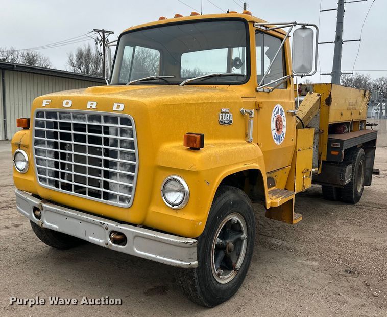 1982 Ford 700 oil distributor truck - ER8711