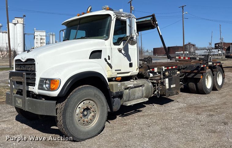 2007 Mack CV713 roll-off container truck - EY9871