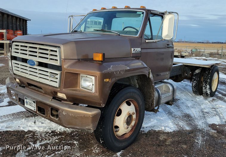 1992 Ford F700 truck cab and chassis - OH9500
