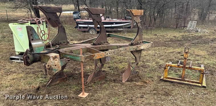 Six bottom two-way plow - DO0368