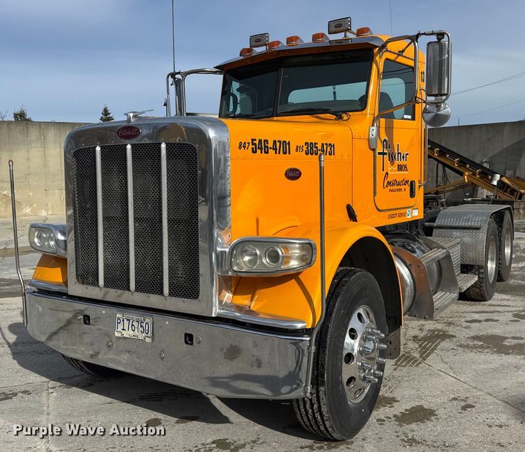 2009 Peterbilt 388 semi truck - DH9792