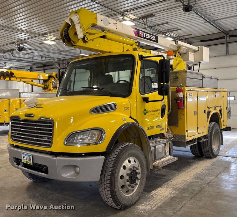 2012 Freightliner M2 bucket truck - DT0522