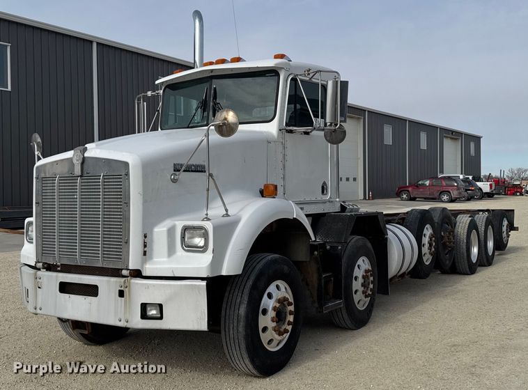 1999 Kenworth T800B truck cab and chassis - DT0561