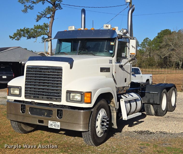 2013 Mack CHU613 semi truck - DT5493
