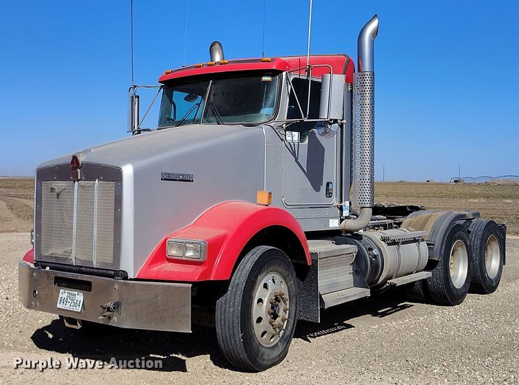 2011 Kenworth  T800 semi truck - DV6663