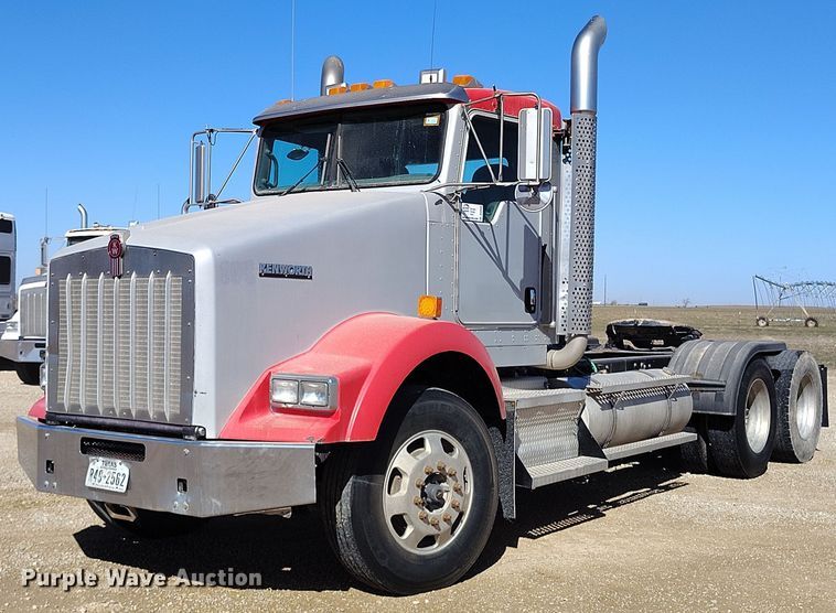 2013 Kenworth  T800 semi truck - DV6664