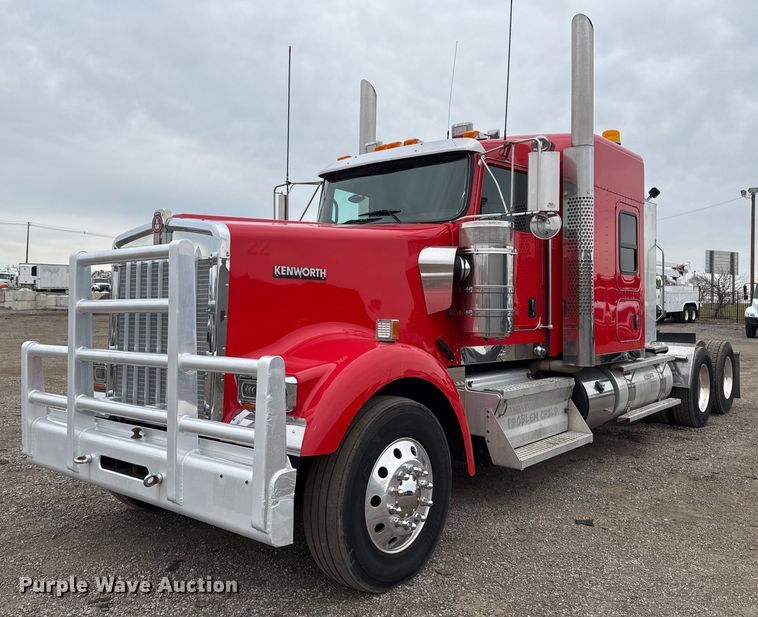 2019 Kenworth W900 semi truck - EG2446