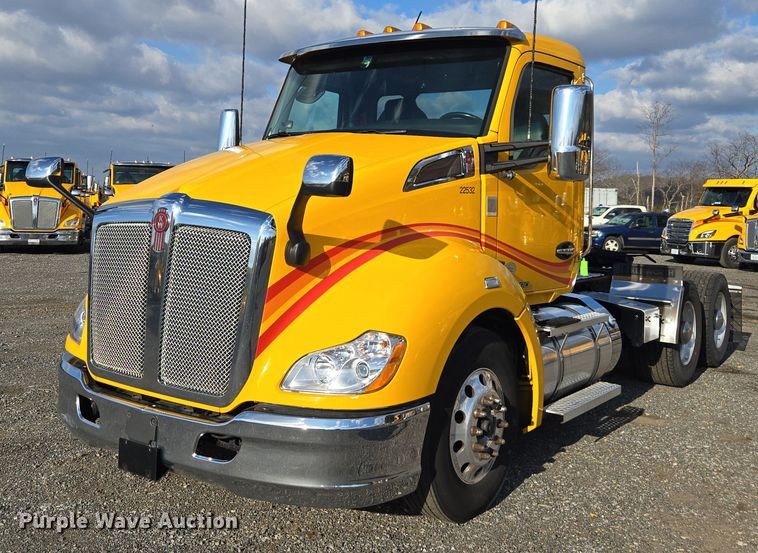2022 Kenworth T680 semi truck - EI4122