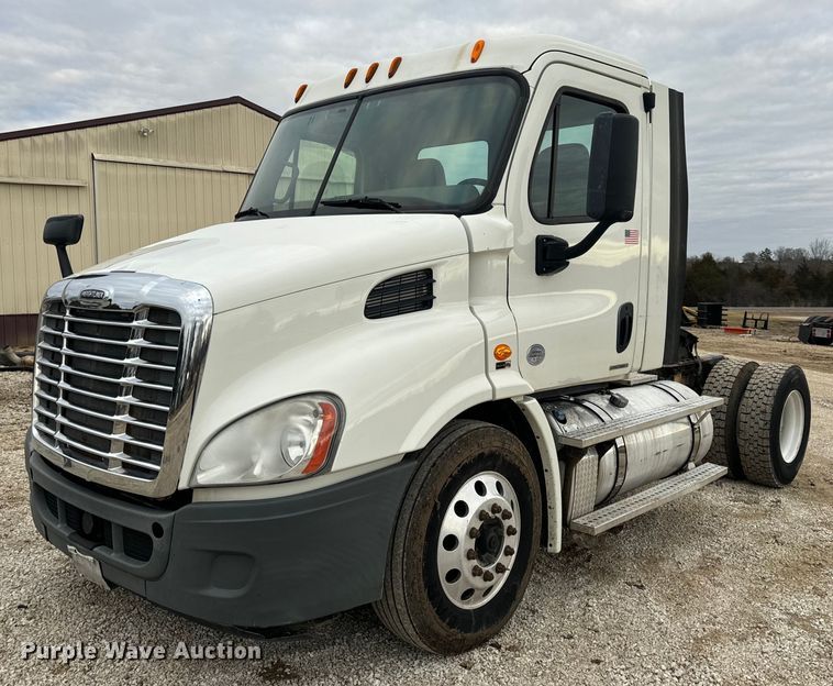 2012 Freightliner Cascadia 113 semi truck - EN5093