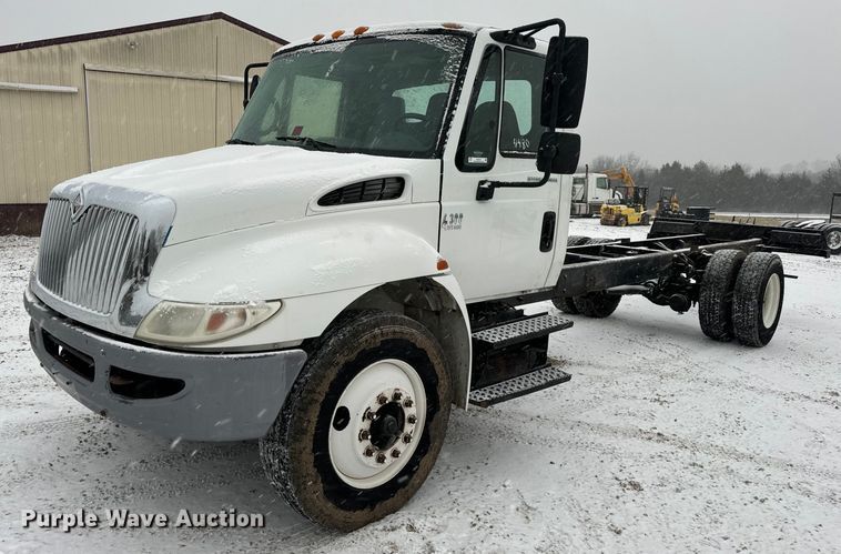 2005 International 4300 truck cab and chassis - EN5110