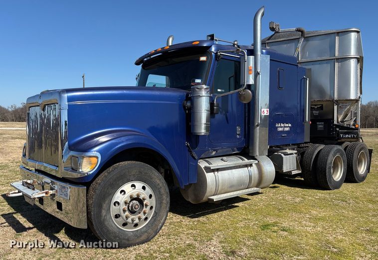 2000 International 9900ix semi truck - EY9884