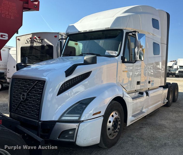 2020 Volvo VN semi truck - YA0114