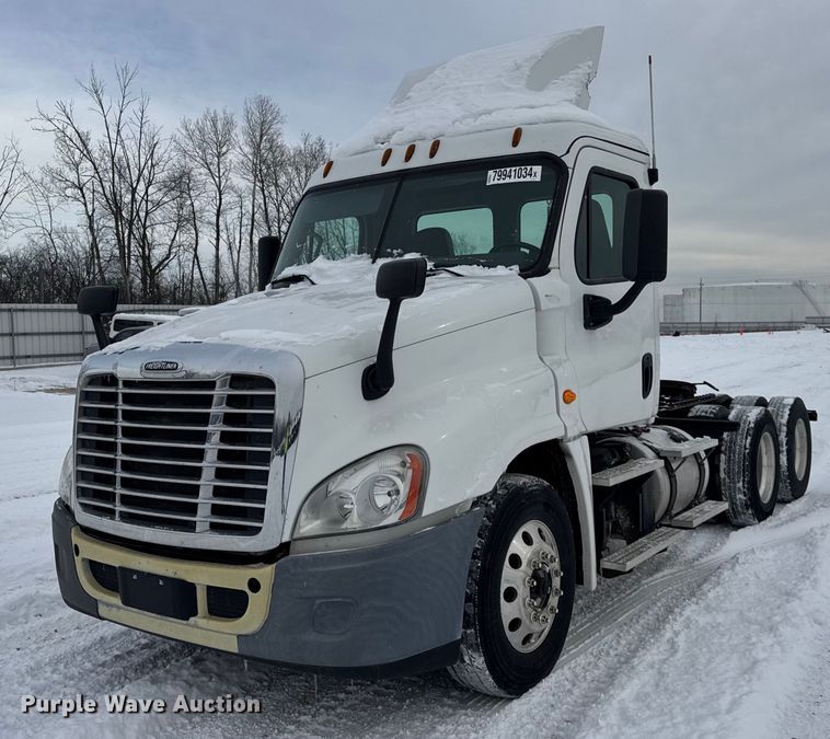 2017 Freightliner Cascadia 125 semi truck - YA0136