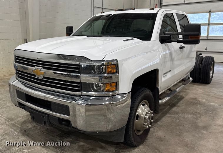 2015 Chevrolet Silverado 3500HD Crew Cab pickup truck cab and chassis - DH9818