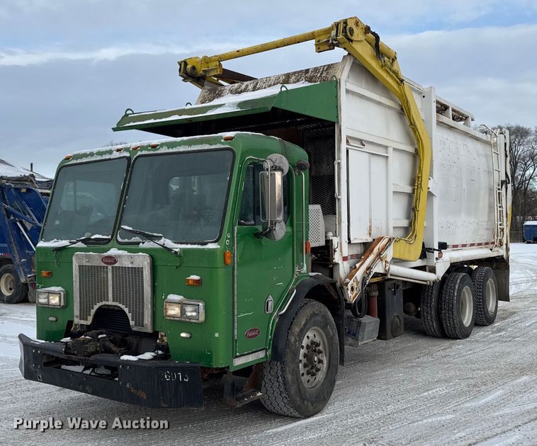 2009 Peterbilt 320 refuse truck - DT0553