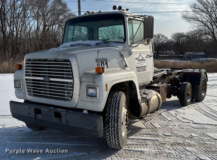 1990 Ford L9000 hook lift truck - DT0555