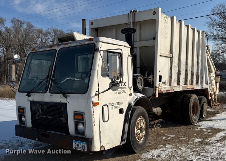 1995 Mack LE613 refuse truck - DT0556