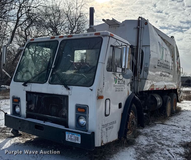 1998 Mack LE613 refuse truck - DT0559