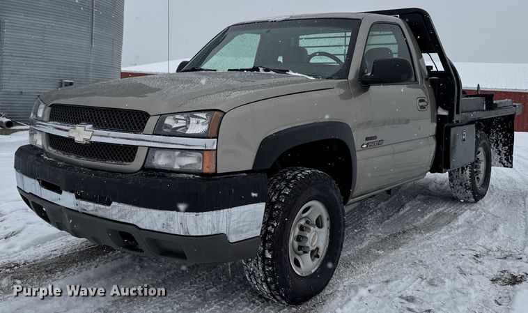 2003 Chevrolet Silverado 2500HD bale bed pickup truck - DT0570