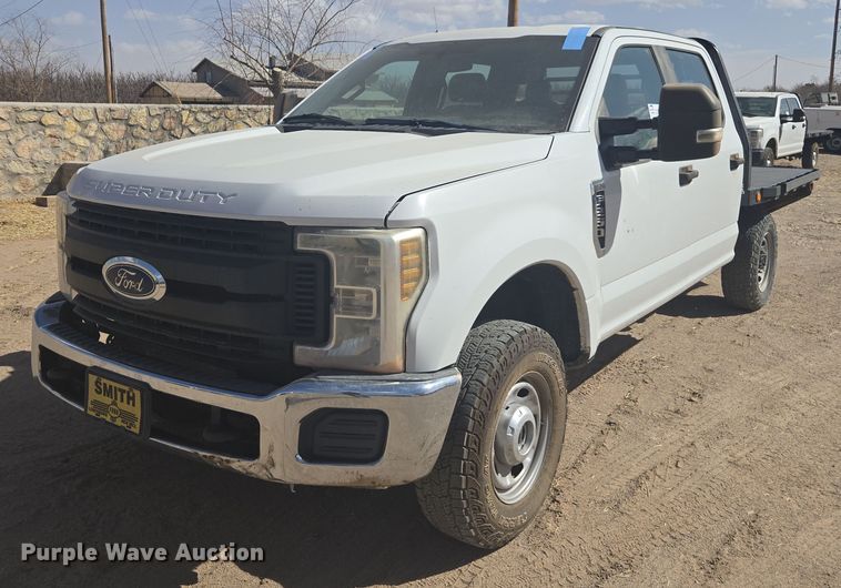 2018 Ford F250 Super Duty XL Crew Cab flatbed pickup truck - DW1837