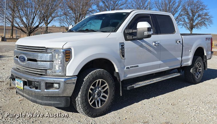 2018 Ford F350 Super Duty Lariat SuperCrew pickup truck - DW3115