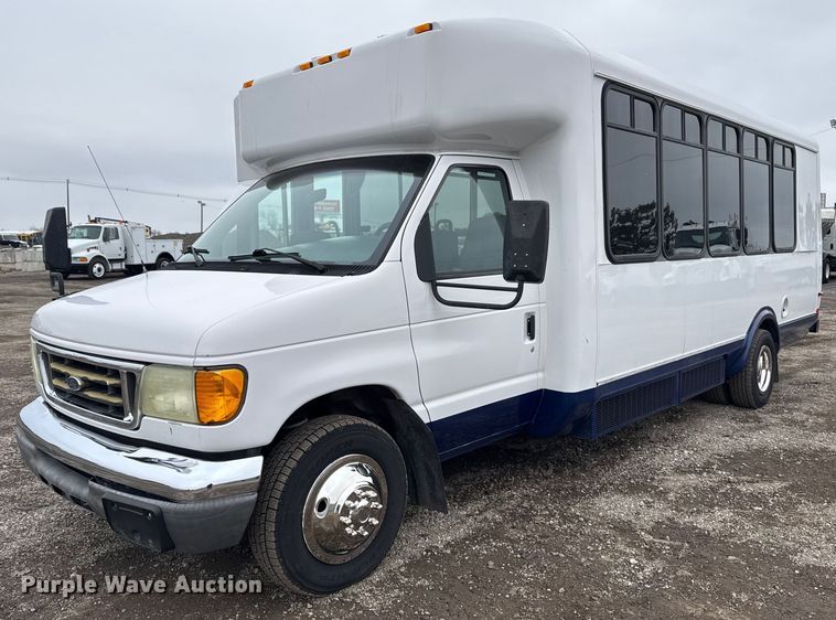 2005 Ford E450 shuttle bus - EG2545