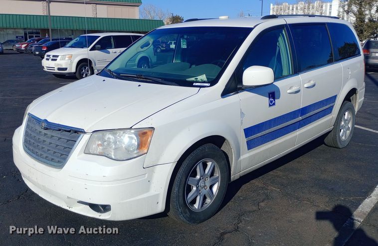 2010 Chrysler Town and Country  handicap accessible van - EO0581