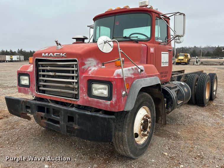 2001 Mack RD690S truck cab and chassis - ER4960