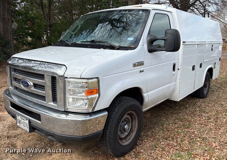 2017 Ford E350 Super Duty utility van - EY9904