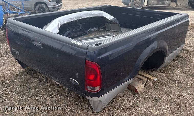 2001 Ford F350 Super Duty pickup truck bed - NN9572